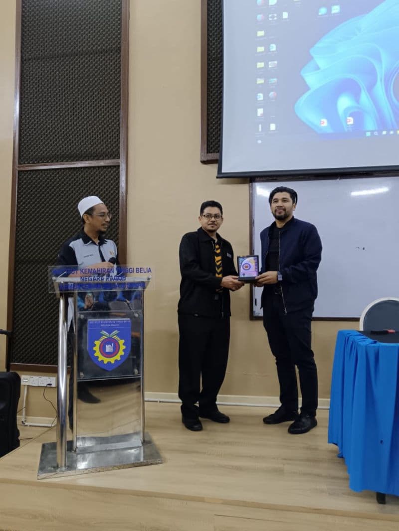 3D Gens team conducting a 3D printing demonstration at IKTBN Pagoh