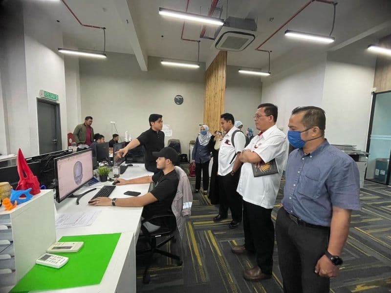 Design process presentation to UPM Serdang faculty delegates at 3D Gens