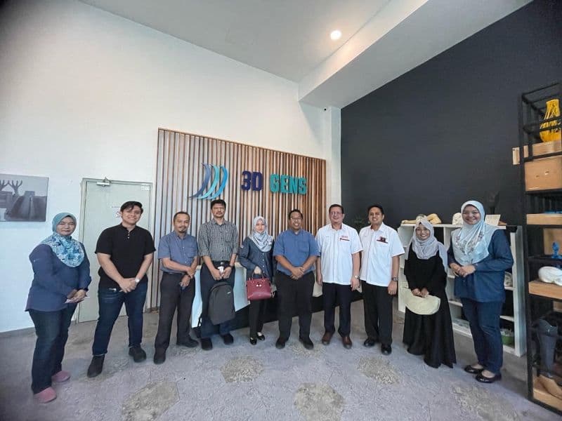3D Gens team with University Putra Malaysia Serdang delegates during factory visit
