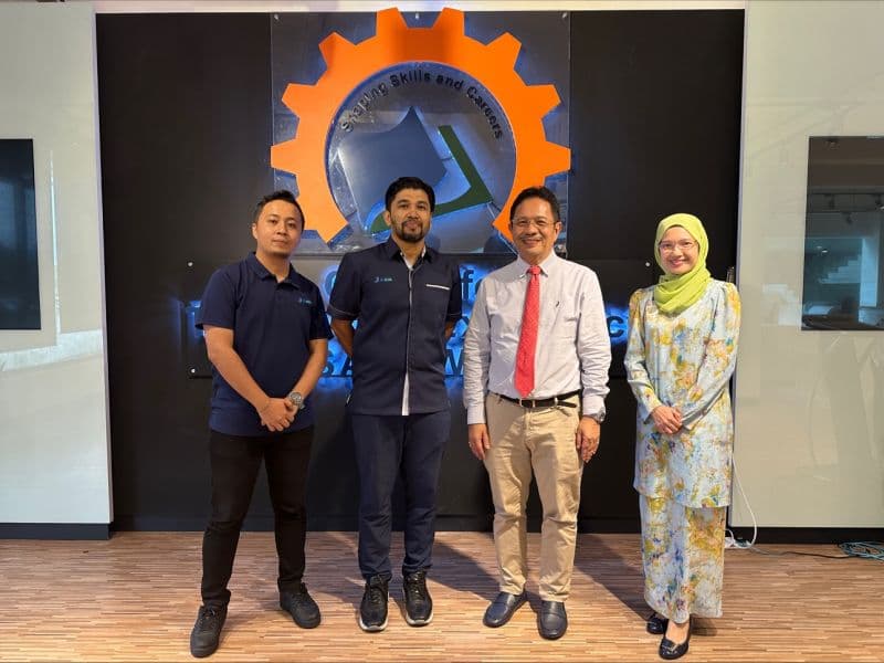 CEO Dato Hj Syed Mohd Hussien and Deputy Director Digital Academy Dr. Dayang Hanani at Centex Centre