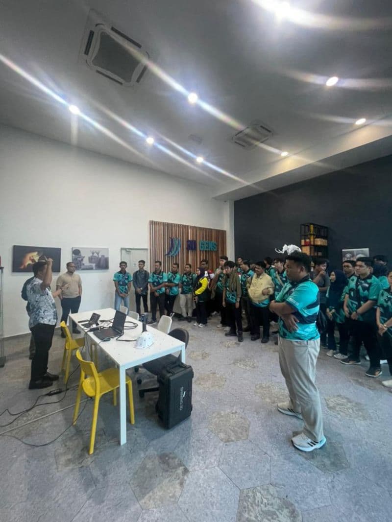 Future engineers learning 3D scanning with Shining3D scanner at 3D Gens digital manufacturing workshop