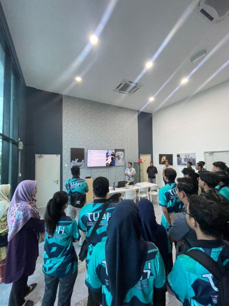 Participants exploring FDM, SLA, SLS and SLM 3D printers during hands-on digital manufacturing session