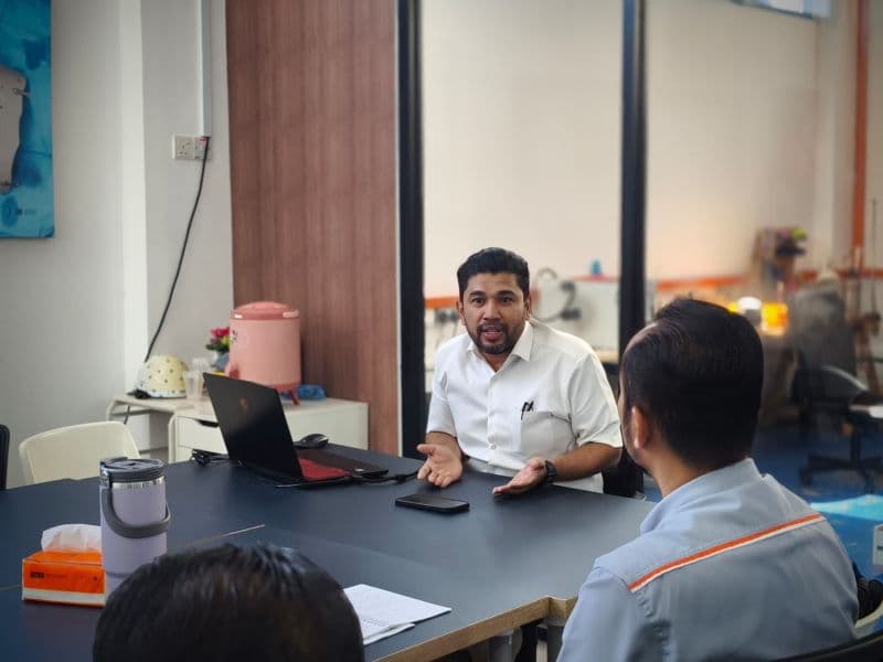3D Gens trainer conducts an IAMQS training session with participants around a meeting table at the 3D Gens facility