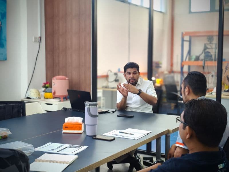 IAMQS training session in progress at 3D Gens, with trainer explaining additive manufacturing concepts to the September 2025 cohort