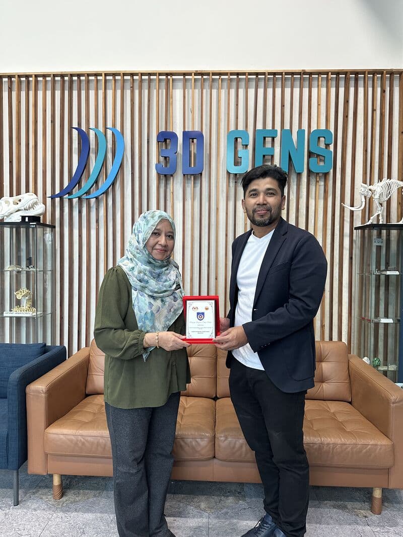 IKTBN representative and 3D Gens team member exchange an IKTBN commemorative plaque at the 3D Gens facility