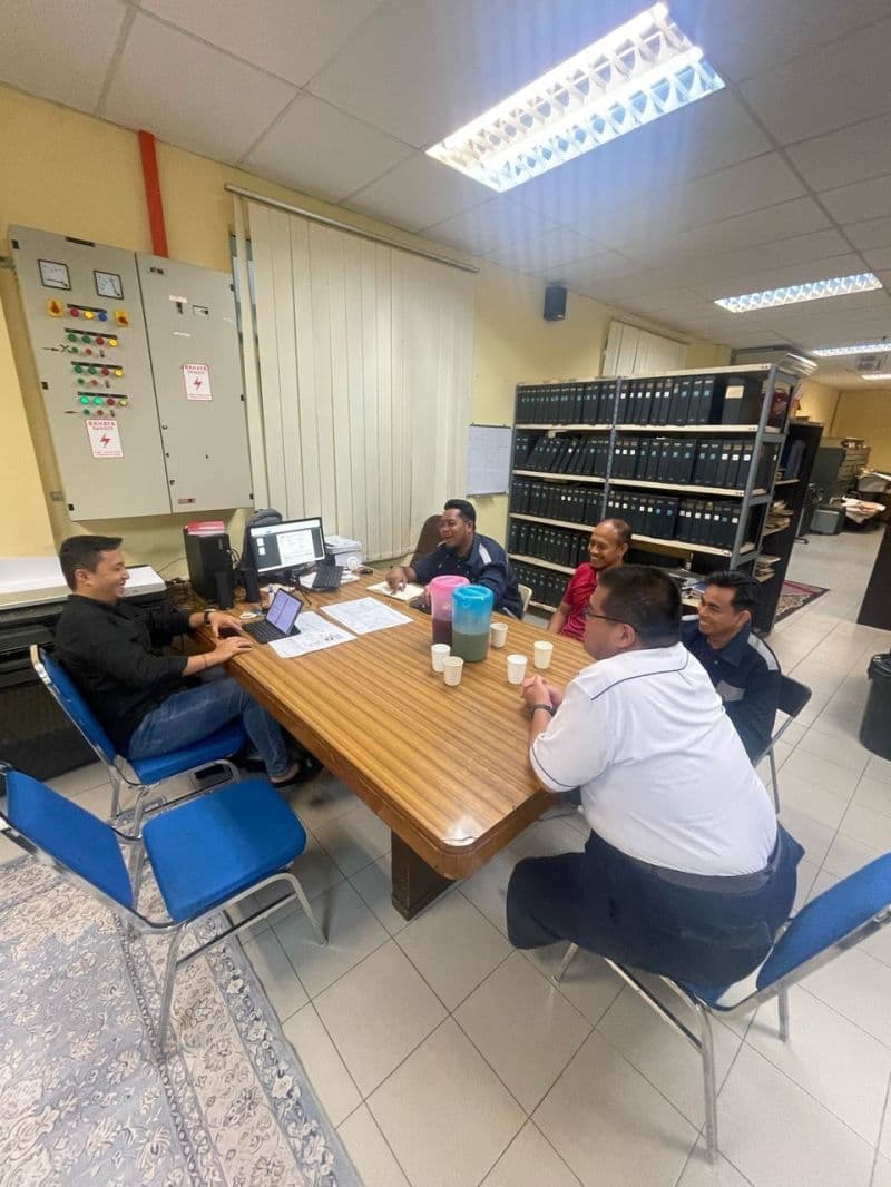 3D Gens representative and KTMB team discuss digital transformation and 3D printing applications at the KTMB office
