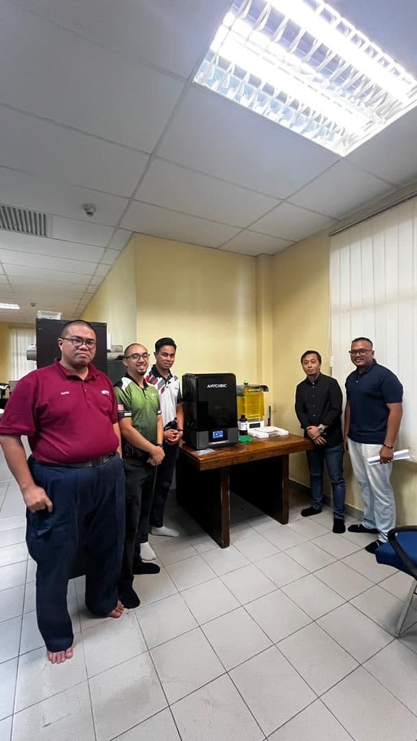 A 3D Gens trainer demonstrates the EXScan H 3D scanner to a KTMB engineer during the digital transformation project kickoff