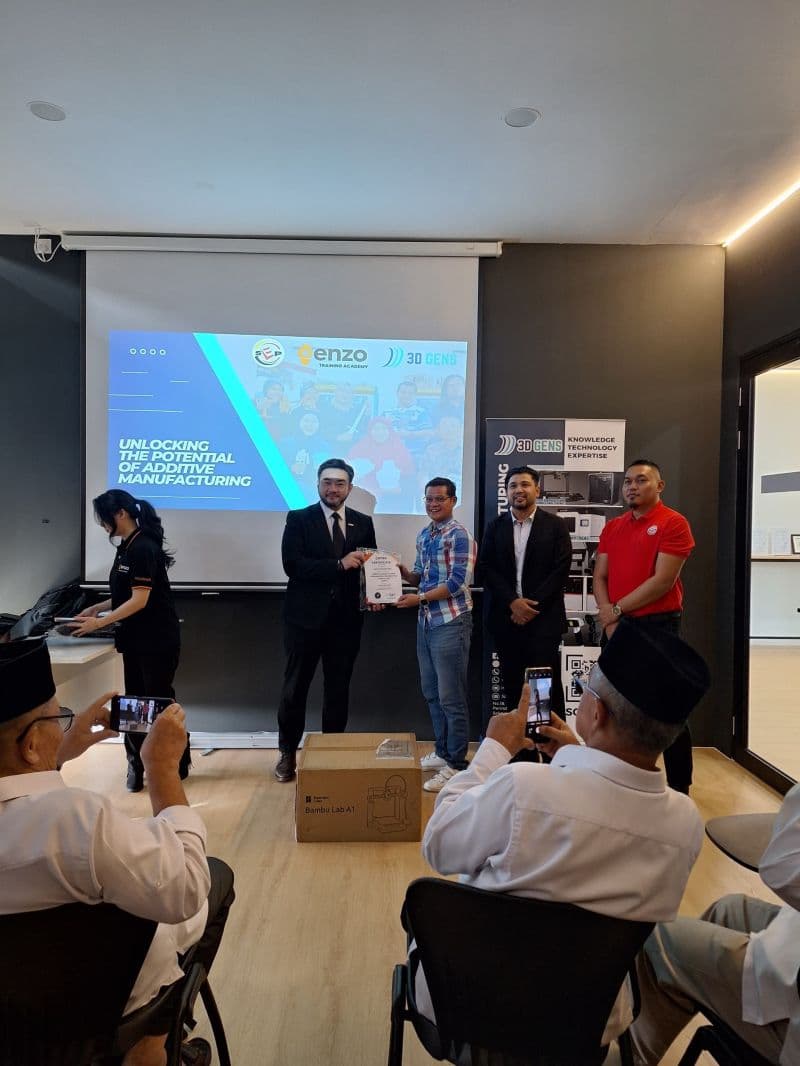 A participant receives his Enzo Training Academy certificate at the Kuching 3D printing course