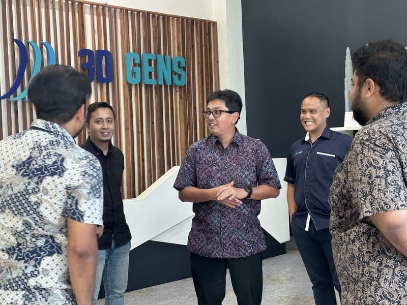 MIGHT President and CEO Rushdi Abdul Rahim touring the 3D Gens additive manufacturing facility