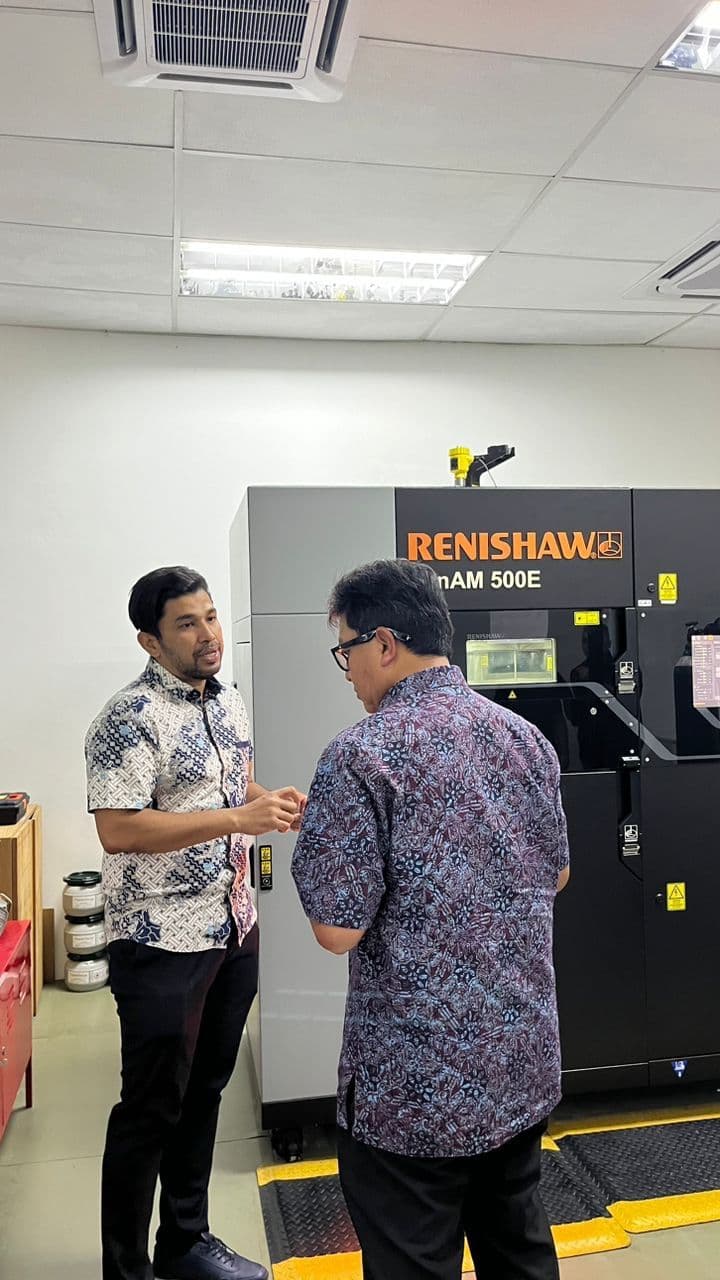 3D Gens team with MIGHT President and CEO Rushdi Abdul Rahim during facility visit