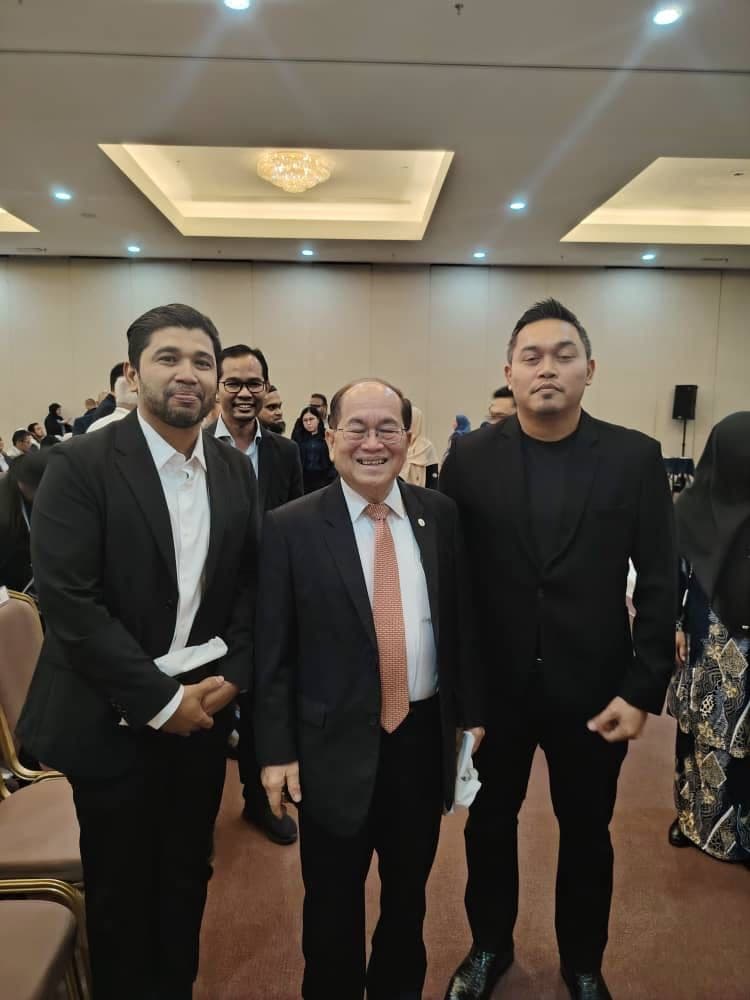 3D Gens representative with UNIMAS senior official at the MoU signing event