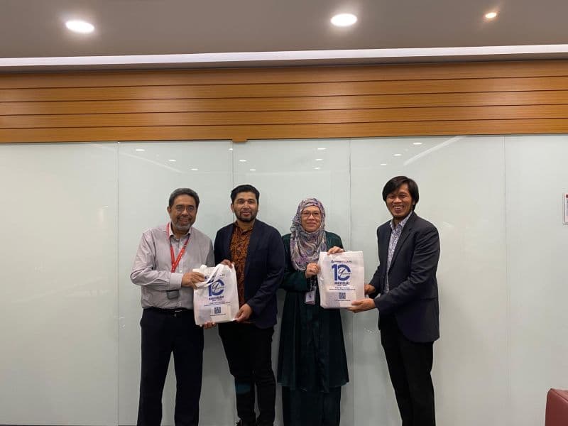 3D Gens co-founders and PMB Tijari CEO exchanging commemorative gifts at the PMB Tijari 10th anniversary ceremony