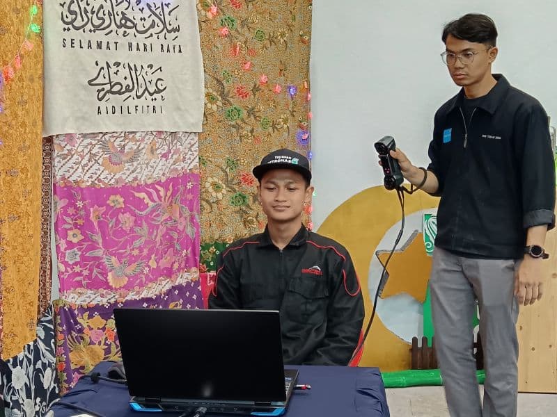 A Politeknik Seberang Perai student practises 3D scanning with a handheld scanner during the industrial training session at 3D Gens