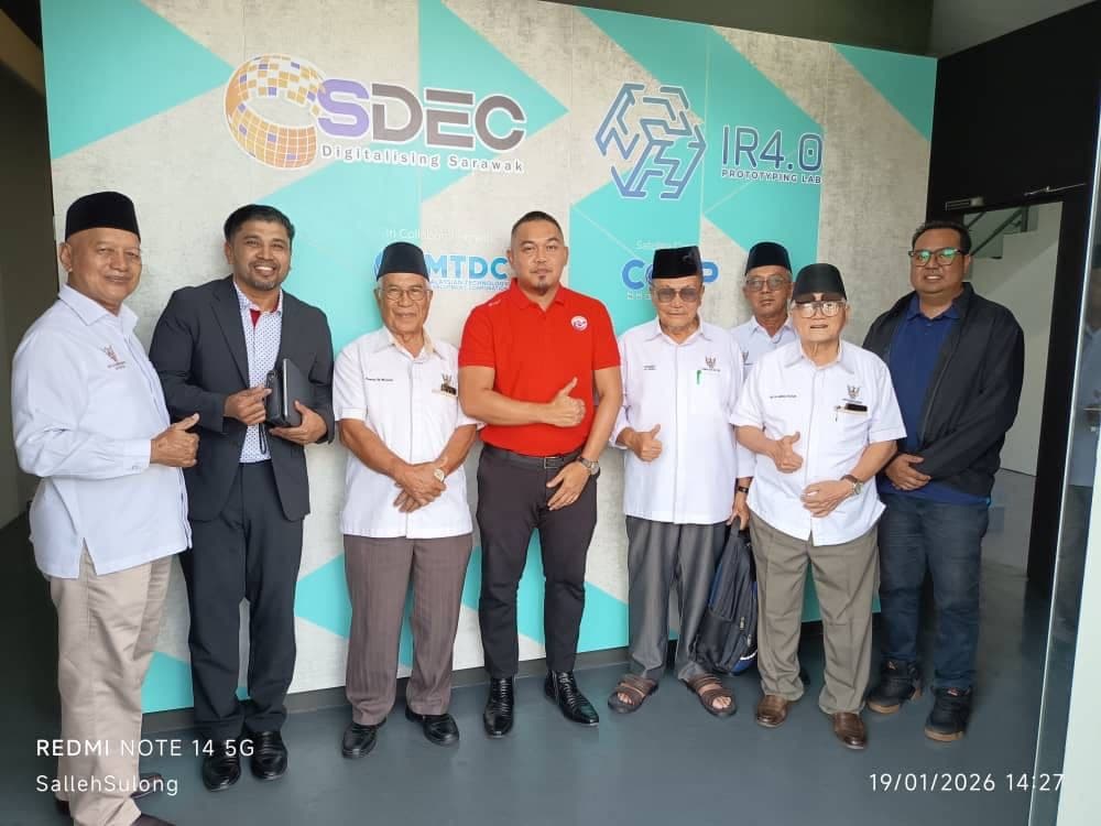 3D Gens team and SDEC representatives pose at the SDEC IR4.0 Prototyping Lab entrance in Sarawak