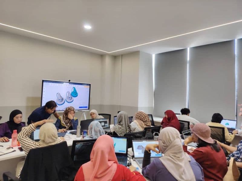 Participants engage in hands-on 3D design exercises using CAD software during the CENTEX Digital Manufacturing training session