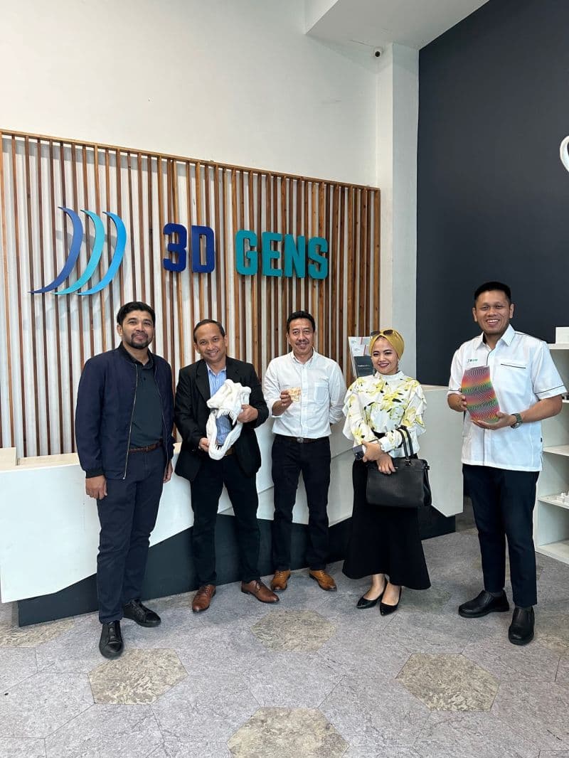 "Selamat datang! 🇮🇩 Thrilled to welcome the Muhammadiyah group from Indonesia to our 3D printing fac