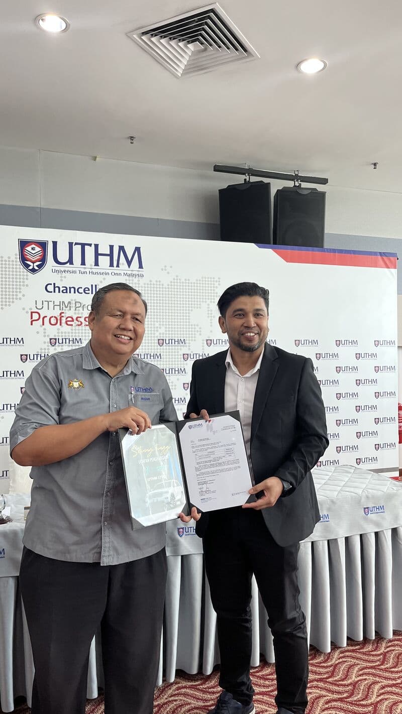 Group photo at the 3D Gens and UTHM Faculty of Mechanical & Manufacturing partnership signing