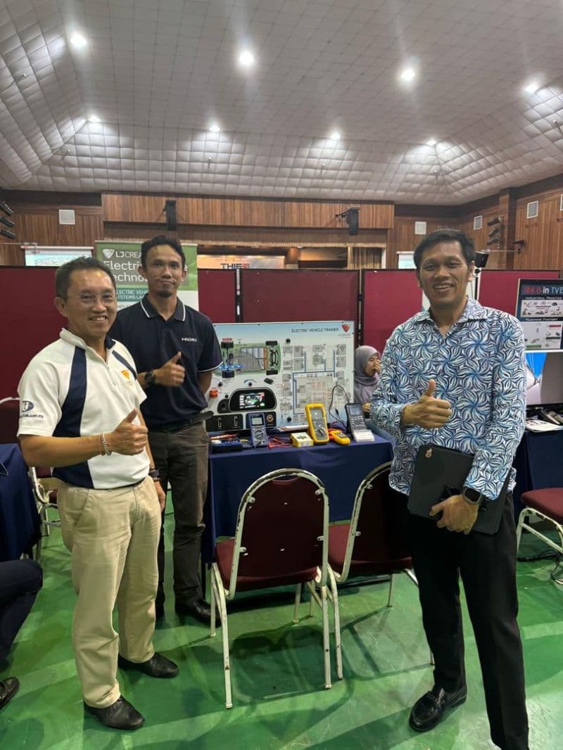 3D Gens co-founder Umar at the MoU signing event with Polytechnic Behrang