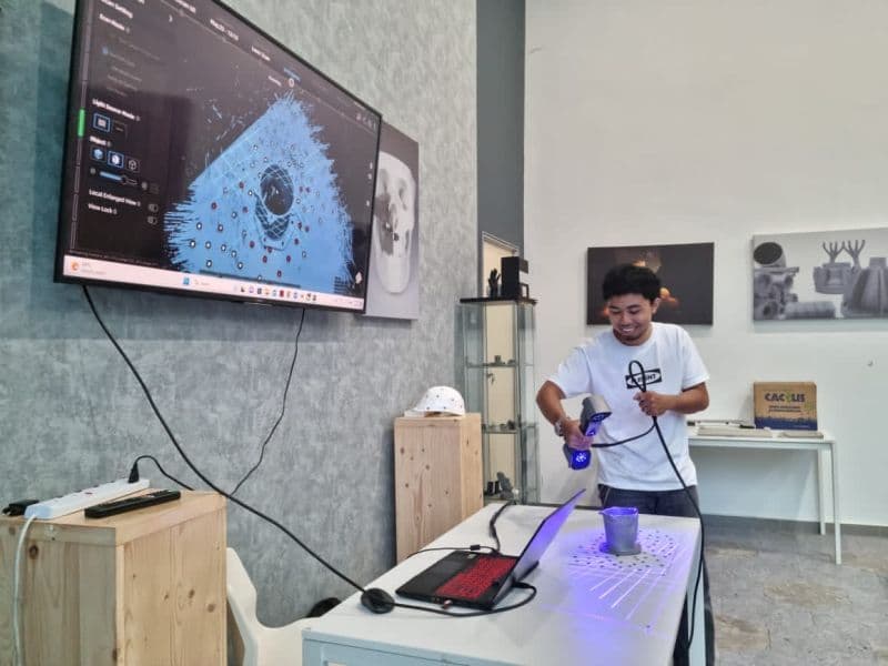 3D Gens team presenting additive manufacturing technology to University of Malaya students and researchers