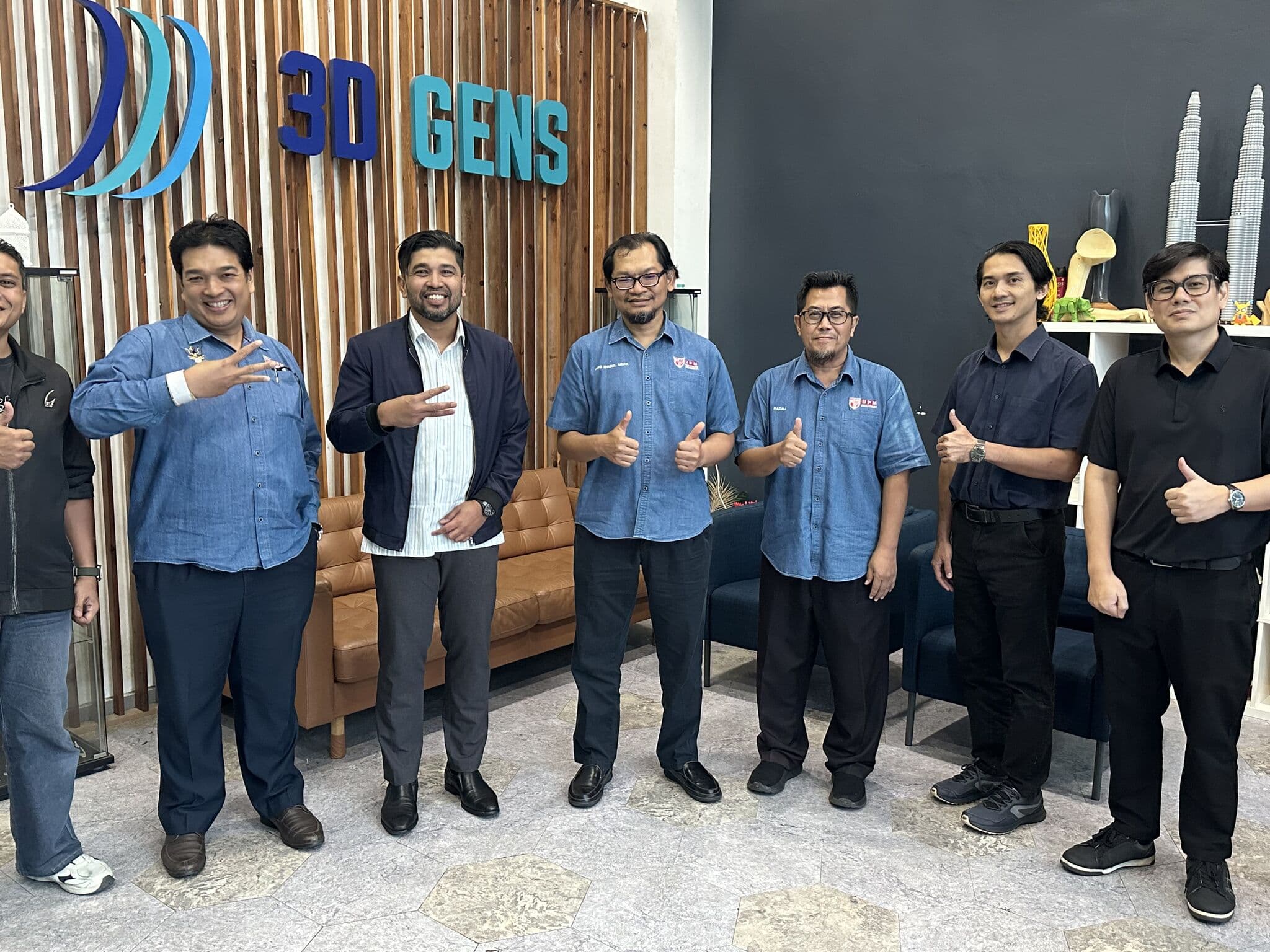 UPM research team and 3D Gens team giving thumbs up after a successful Powder Bed Fusion knowledge exchange visit at 3D Gens