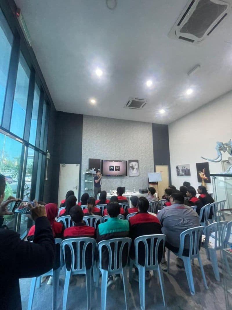 A 3D Gens trainer presents 3D scanning and metal printing concepts to a room of UTHM final-year students at the 3D Gens training facility