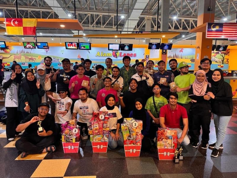 3D Gens team celebrating at the bowling tournament