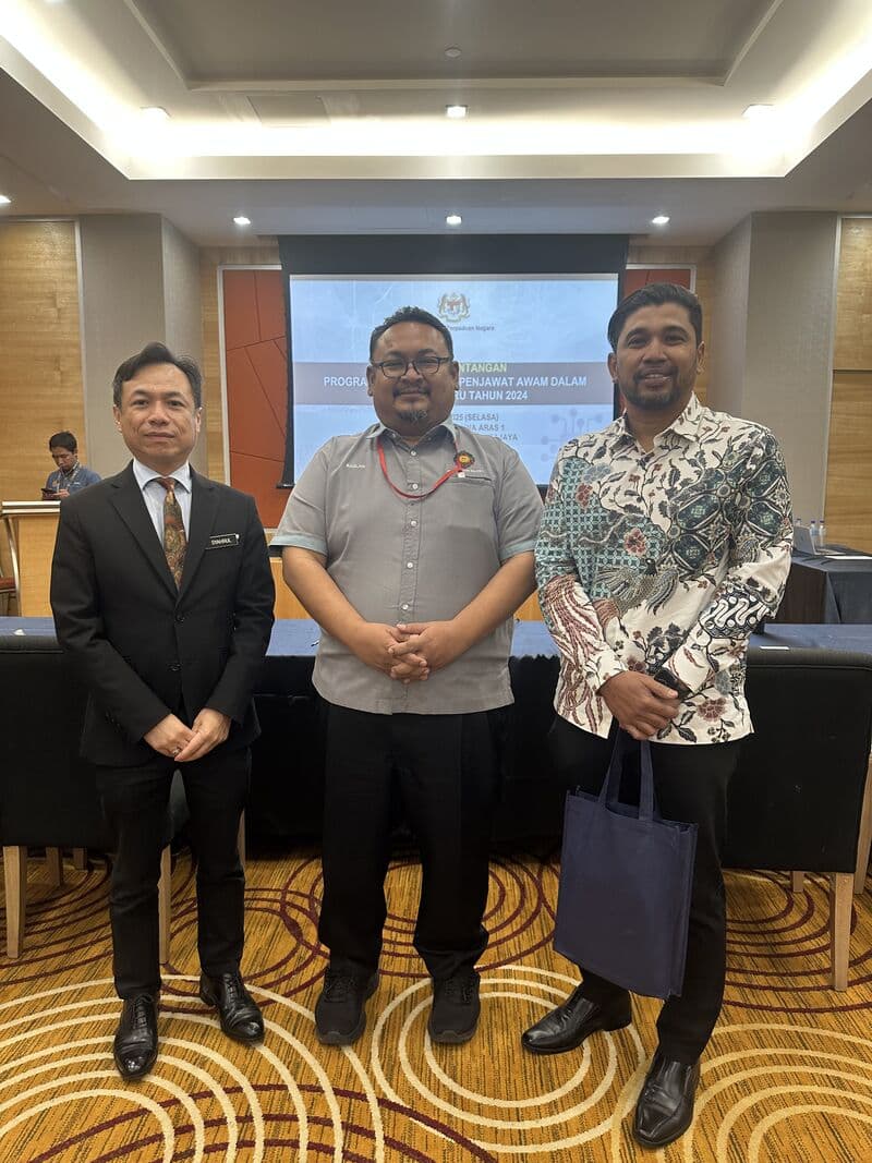 3D Gens representative poses with Ministry of National Unity officers at the Program Pembangunan Penjawat Awam recognition event