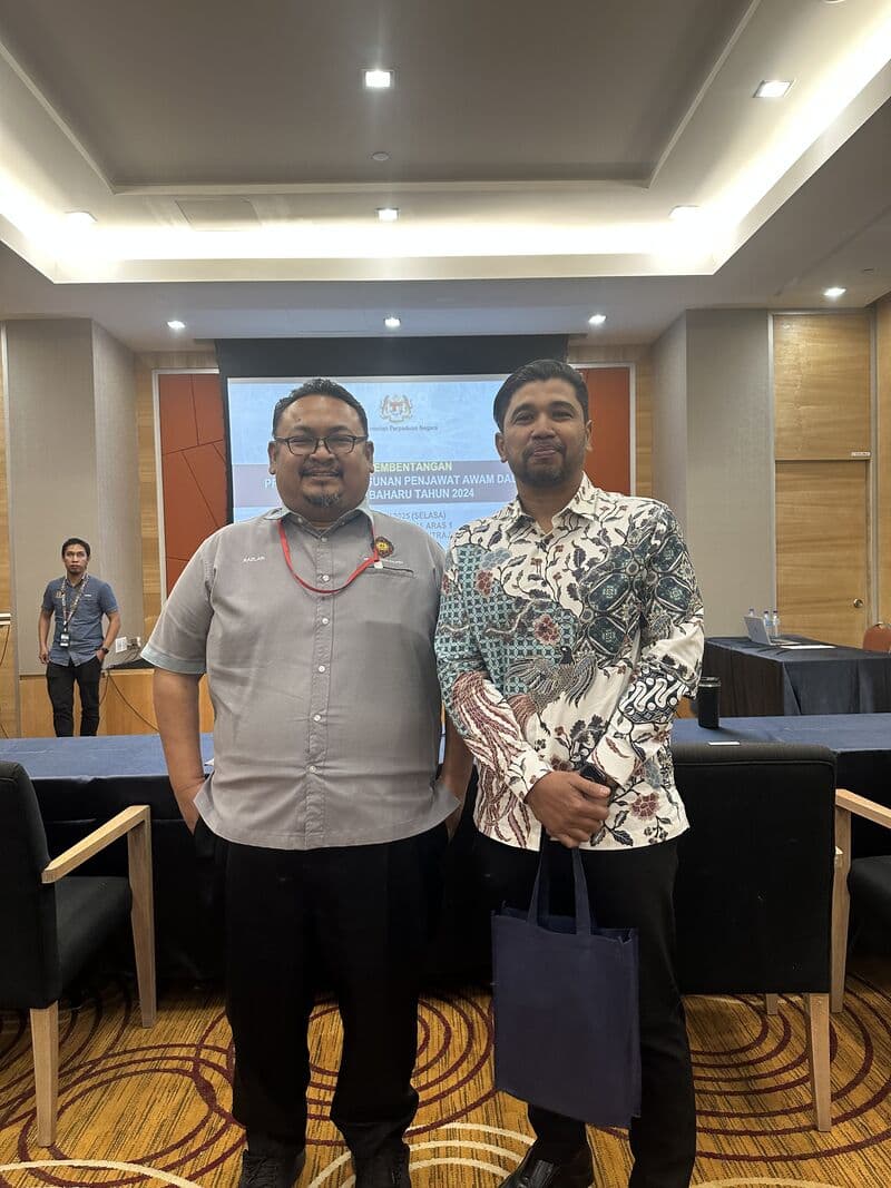 3D Gens team member with a Ministry of National Unity officer at the digital transformation recognition ceremony
