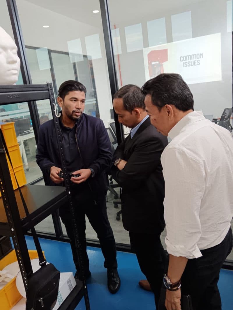 3D Gens team welcoming the Muhammadiyah delegation from Indonesia at the 3D printing facility