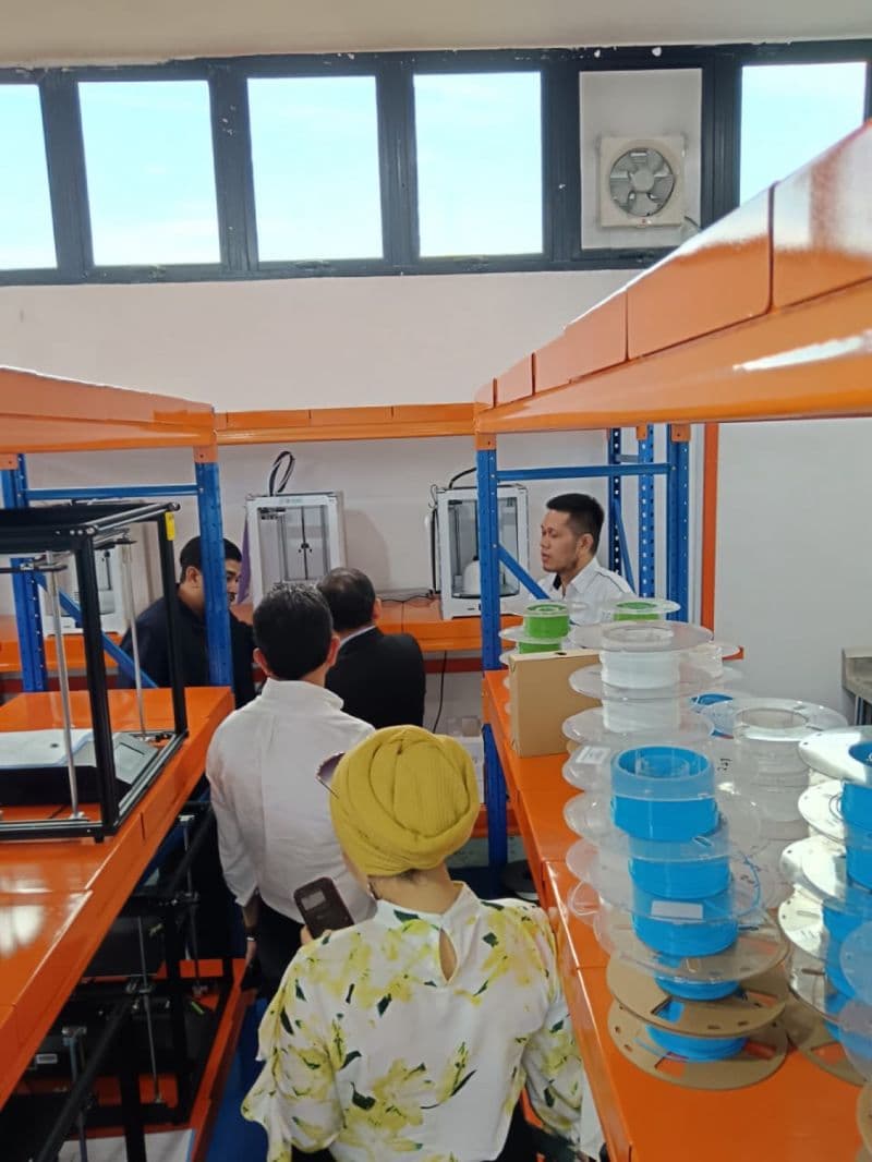 3D Gens showcasing additive manufacturing capabilities to the Indonesian delegation
